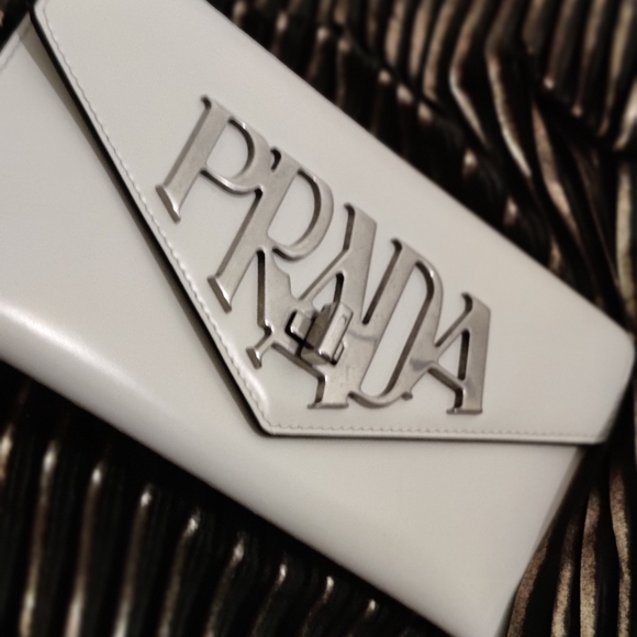 PRADA - Picture 2 of 5